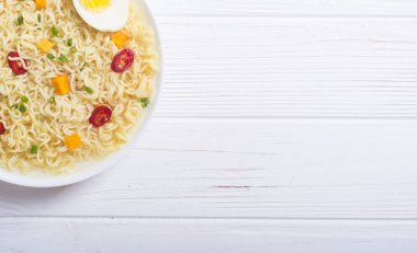 Şehriye kase chili biber, yumurta, soğan ve havuç ile