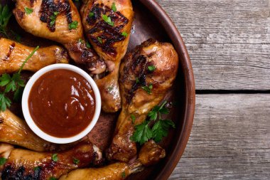 Domates soslu ızgara tavuk budu. Barbekü gıda arka plan