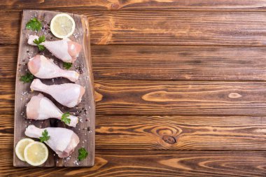 Çiğ tavuk budu baharat ve maydanoz ile. Gıda arka plan