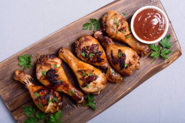 Domates soslu ızgara tavuk budu. Barbekü gıda arka plan