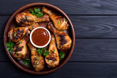 Domates soslu ızgara tavuk budu. Barbekü gıda arka plan