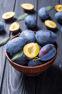 Ahşap masa üzerinde kase taze erik. Meyve arka plan