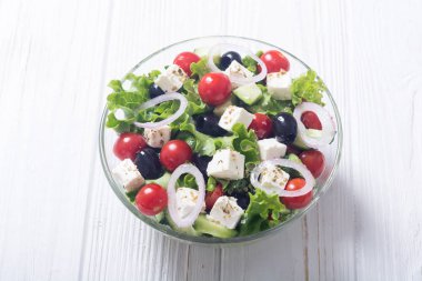 Taze sebze Yunan salatası. Ahşap arka plan üzerinde sağlıklı gıda