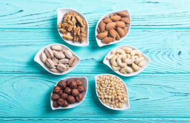 Fındık karışımı: antep fıstığı, badem, ceviz, çam fıstığı, fındık ve kaju. Kase backgrond içinde snack