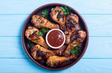 Domates soslu ızgara tavuk budu. Barbekü gıda arka plan