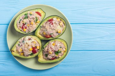 Salata sebze, maydanoz ve yumurta ile doldurulmuş avokado