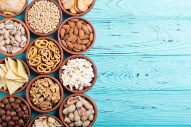 Aperatifler karışımı: simit, kraker, cips, Kuruyemiş ve cips