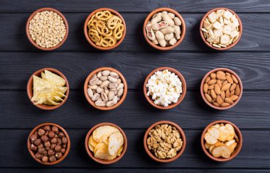 Aperatifler karışımı: simit, kraker, cips, Kuruyemiş ve cips