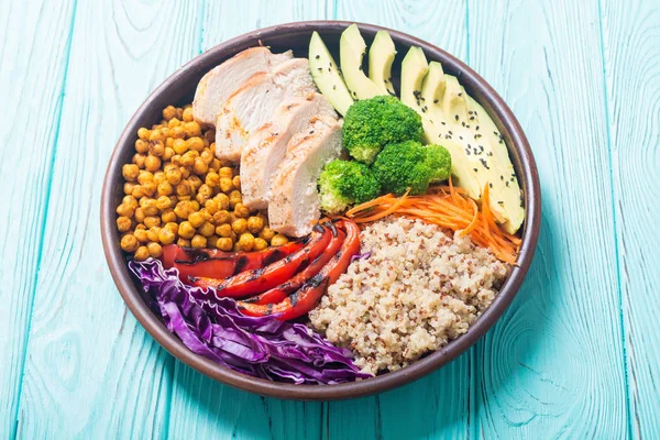 Buddha Bowl Met Avocado Kip Peper Quinoa Kikkererwten Gezonde Voeding — Stockfoto