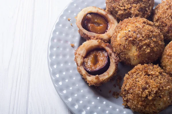 Geleneksel Avusturya Erik köfte. Tatlı ev yapımı tatlı