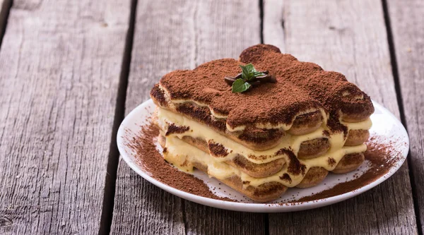 自制的提拉米苏蛋糕 甜意大利甜点 食品背景 — 图库照片