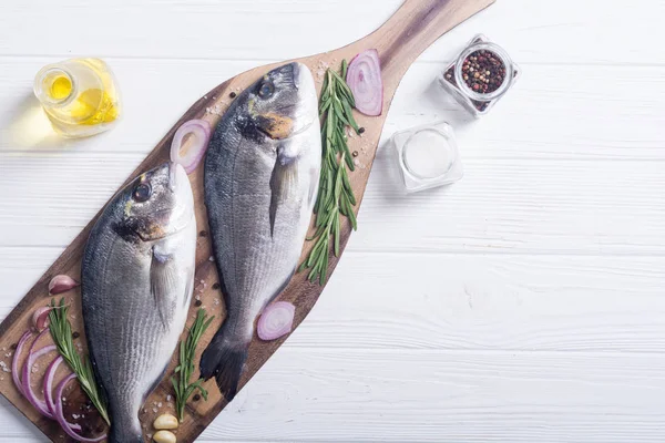 Çiğ dorado balık ve yemek pişirmek için ingridient. Deniz ürünleri