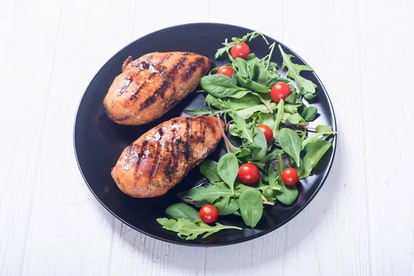 Poulet Grillé Avec Épinette Salade Tomates Barbecue Fond Alimentaire — Photo