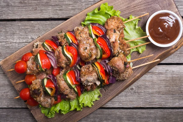 Grilované Vepřové Šíš Nebo Kebab Jehle Zeleninou Jídlo Pozadí Šašlik — Stock fotografie