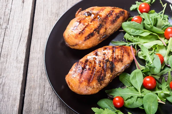 Frango Grelhado Com Salada Espinafre Tomate Churrasco Fundo Alimentar — Fotografia de Stock