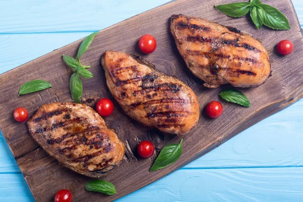 Izgara tavuk göğsü (fileto) fesleğen ve domates ile. Barbekü arka plan