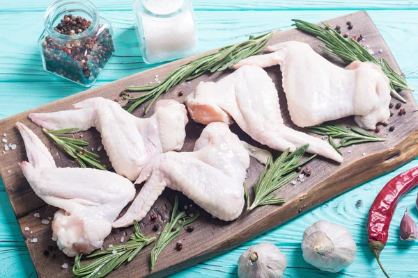 Biberiye, sarımsak, biber ve tuz ile ham kanat. Hazırlık için madde