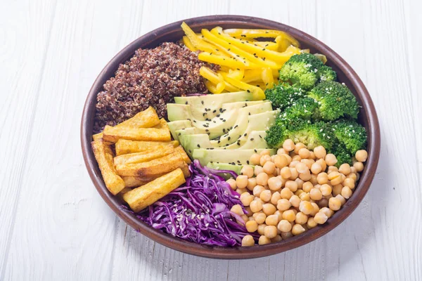 Sağlıklı vegan salata avokado, biber, kırmızı quinoa, nohut, brokoli, lahana ve patates ile. Buda kase