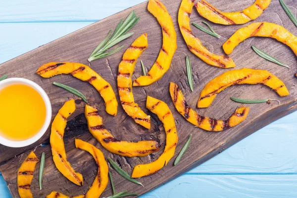 Biberiye ve ballı kızarmış kabak. Sağlıklı sonbahar gıda