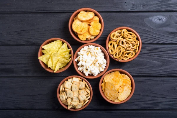 Çerçeve. Aperatifler karışımı: simit, kraker, cips cips ve pop corn 