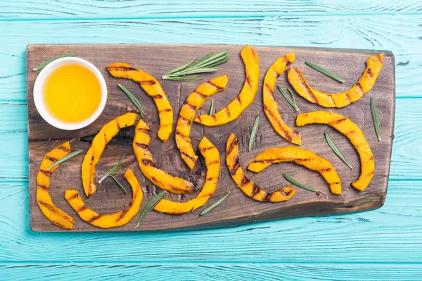 Biberiye ve ballı kızarmış kabak. Sağlıklı sonbahar gıda