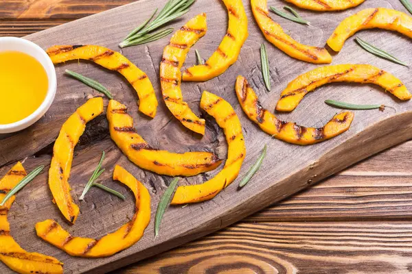 Biberiye ve ballı kızarmış kabak. Sağlıklı sonbahar gıda