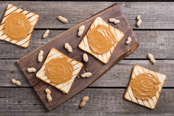 Sandwiches Mit Erdnussbutter Oder Toasts Auf Holzgrund — Stockfoto