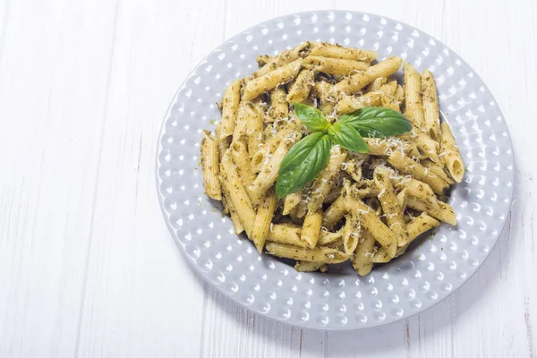 İtalyan penne makarna sosu pesto ile. Gıda arka plan