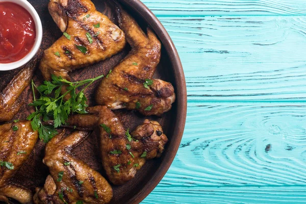 Sıcak Barbekü. Domates soslu tavuk kanadı ızgara. Barbekü gıda