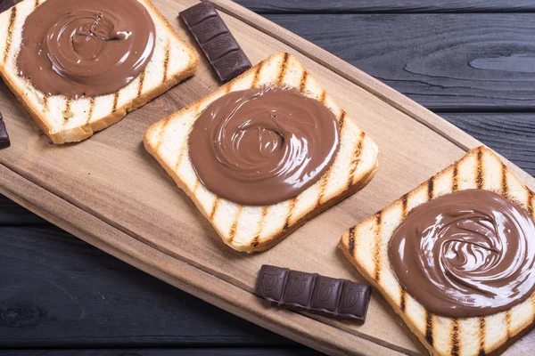 somun nuga krem sandviç çikolata ile