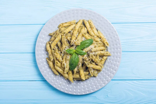 İtalyan penne makarna sosu pesto ile. Gıda arka plan