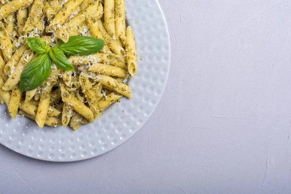 İtalyan penne makarna sosu pesto ile. Gıda arka plan