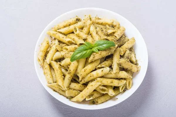 İtalyan penne makarna sosu pesto ile. Gıda arka plan