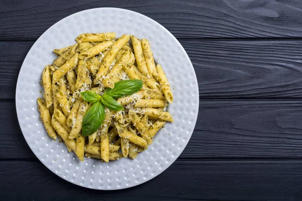 İtalyan penne makarna sosu pesto ile. Gıda arka plan