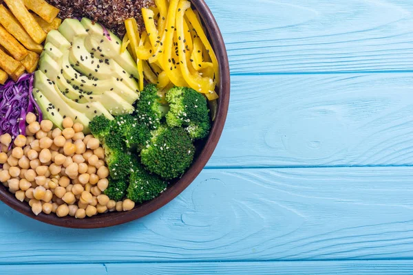 Sağlıklı vegan salata avokado, biber, kırmızı quinoa, nohut, brokoli, lahana ve patates ile. Buda kase