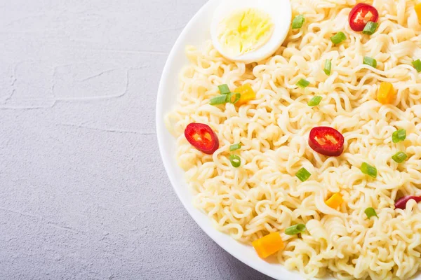 Şehriye kase chili biber, yumurta, soğan ve havuç ile