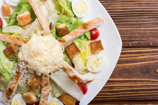 Cessar Salada Com Frango Ovos Tomates Croutons — Fotografia de Stock