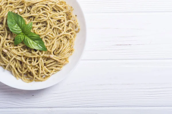 Makarna spagetti sosu pesto ile. İtalyan yemeği arka plan