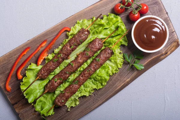 Beyaz geleneksel yemekleri. Şiş kebap veya lula-Kebap sebze ve sos ile