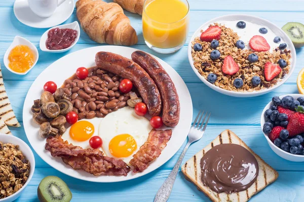 Felfri Balanserad Engelsk Frukost Med Yoghurt Bär Frukt Kaffe Och — Stockfoto