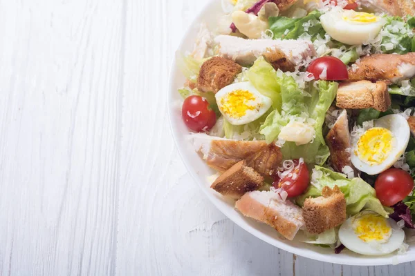 Cessar Salada Com Frango Ovos Tomates Croutons — Fotografia de Stock