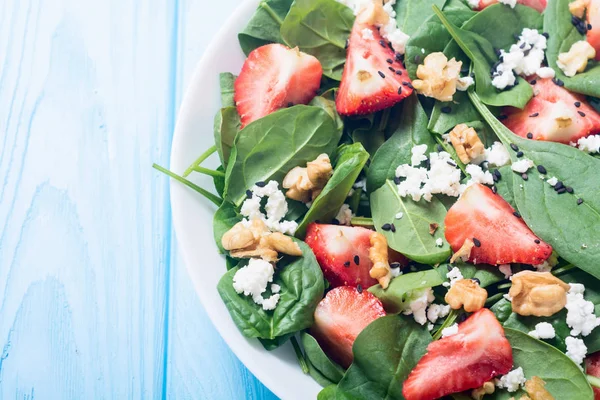 Aardbei Salade Met Spinazie Kaas Walnoot Gezonde Voeding — Stockfoto