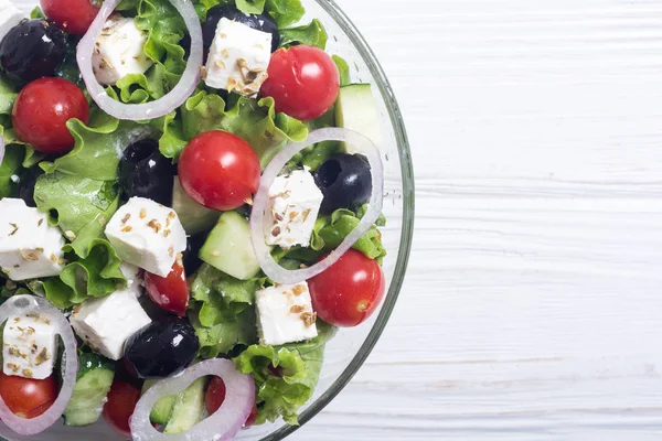 Salada Grega Verduras Frescas Comida Saudável Fundo Madeira — Fotografia de Stock