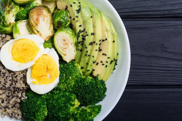 Buddha Bowl Met Quinoa Eieren Avocado Spruitjes Broccoli Voedsel Vegan — Stockfoto