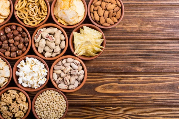 Aperatifler karışımı: simit, kraker, cips, Kuruyemiş ve cips