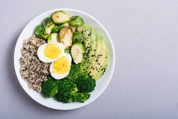 Cuenco Buda Con Quinua Huevos Aguacate Coles Bruselas Brócoli Ensalada — Foto de Stock