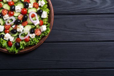 Taze sebze Yunan salatası. Ahşap arka plan üzerinde sağlıklı gıda