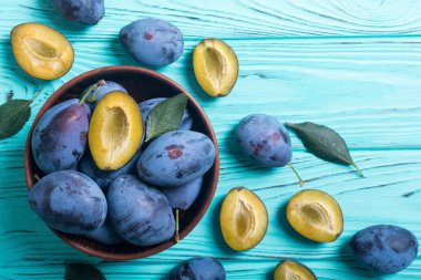 Ahşap masa üzerinde kase taze erik. Meyve arka plan