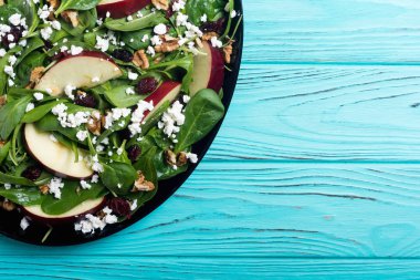 Elma, peynir, ceviz ve kurutulmuş kızılcık sonbahar ıspanak salatası. Sağlıklı vejetaryen yemek