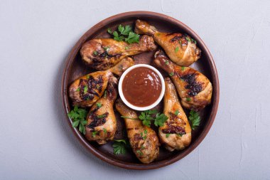 Domates soslu ızgara tavuk budu. Barbekü gıda arka plan